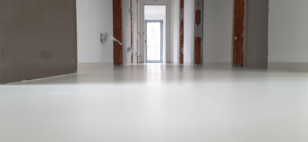 Polyuretanová podlaha v chodbě.